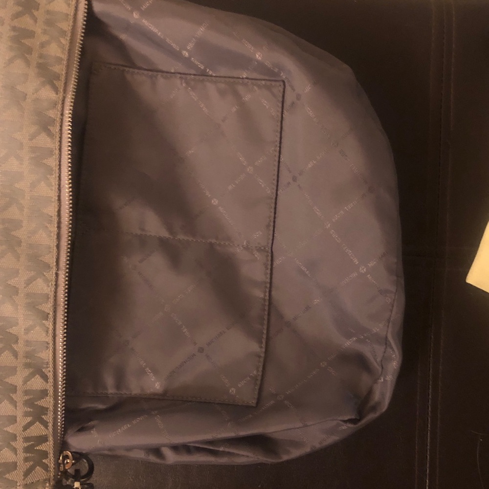 Michael Kors Gray Shoulder Bag with Classic Design - Picture 10 of 14